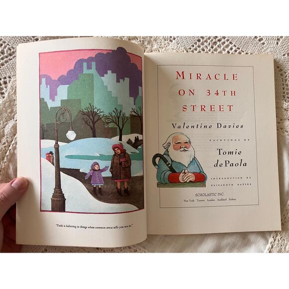 Miracle on 34th Street: 1991 Scholastic Edition, Tomie dePaola Illustrations - Picture 4 of 7